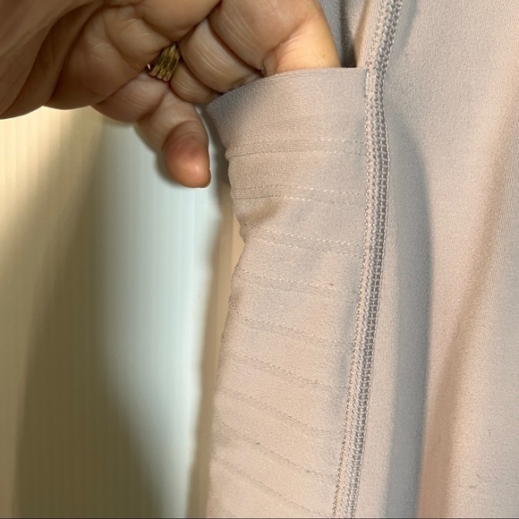 ATHLETA Leggings. Gray. Inside key pocket, 2 hip pockets. Seamed details. XS - Picture 3 of 8